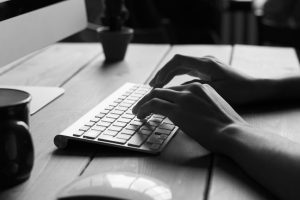 Quels recours légaux en cas de factures impayées pour un établissement d'enseignement privé ?
