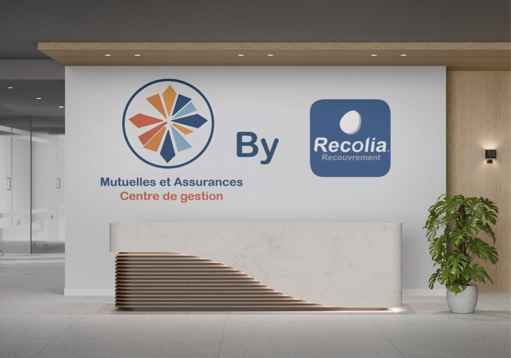 Accueil d’un centre de gestion de mutuelles et assurances, avec logos partenaires dont Recolia Recouvrement, dans un hall moderne.