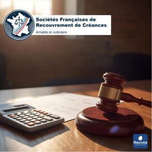 Logo des Sociétés Françaises de Recouvrement de Créances avec la mention “Amiable et Judiciaire”, accompagné d’un marteau de justice, d’une calculatrice et de documents posés sur un bureau professionnel.