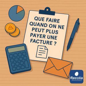 Illustration plate d’un bureau avec une feuille « Que faire quand on ne peut plus payer une facture ? », une calculatrice, des pièces et une enveloppe, symbolisant la recherche de solutions face aux difficultés financières.