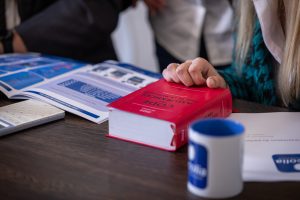 Consultation du Code de commerce lors de la préparation d’une mise en demeure pour facture impayée en entreprise.